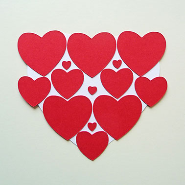 3. Rosenrote Herzen aufkleben