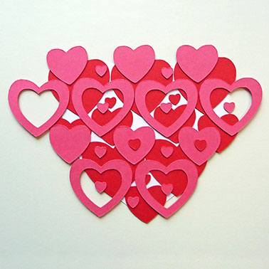 4. Dunkelrosa Herzen aufkleben