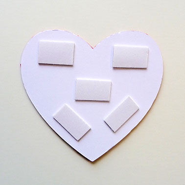 6. Herz mit Klebepads aufkleben